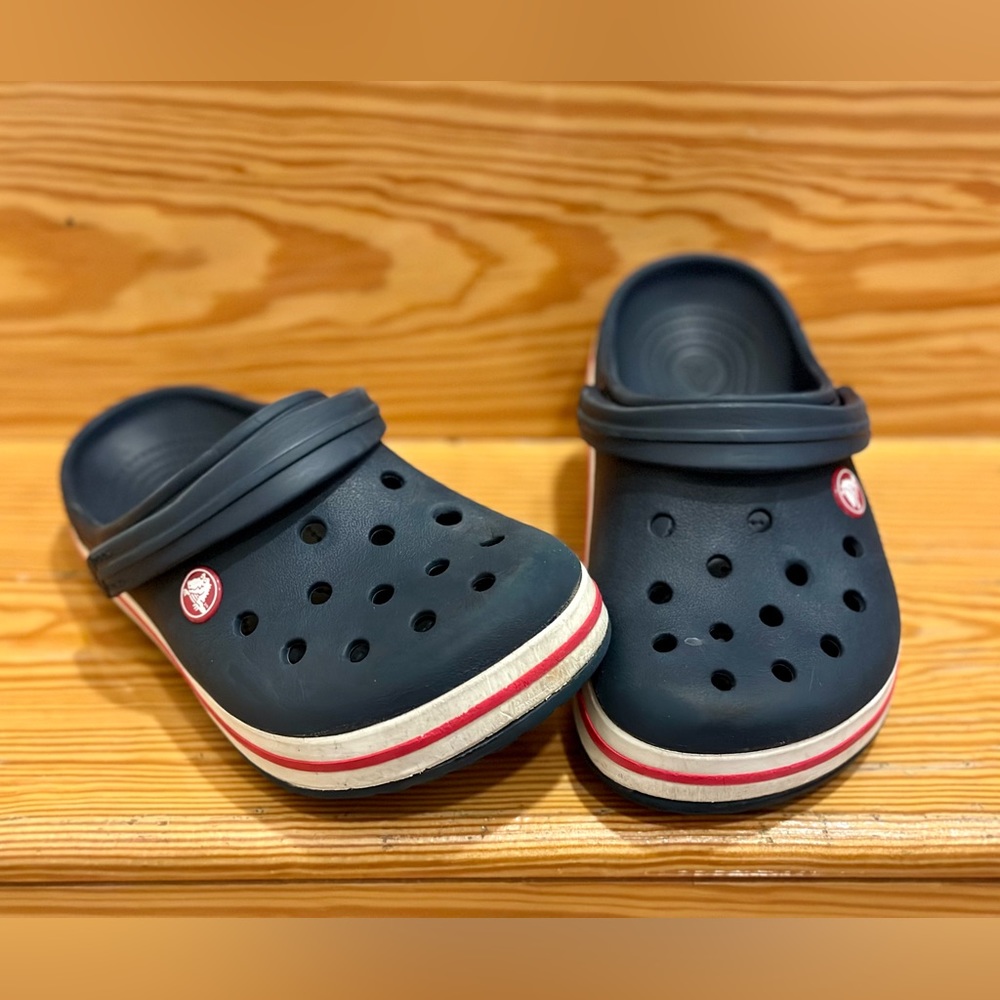 Childs navy croc Sz 2